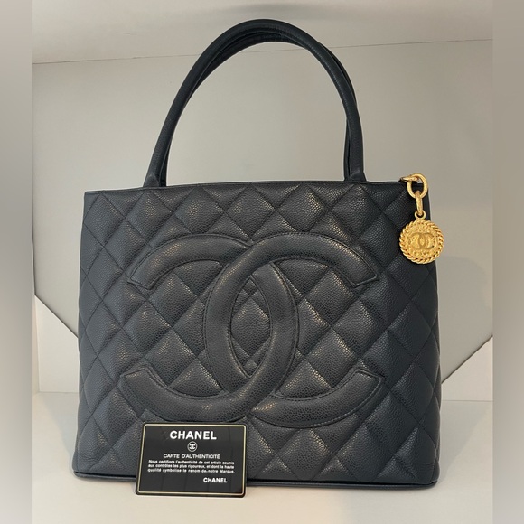 Chanel Navy Medallion Tote Quilted Caviar - Picture 2 of 11